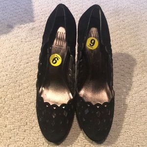 Pelle moda black suede cutout platform pump new